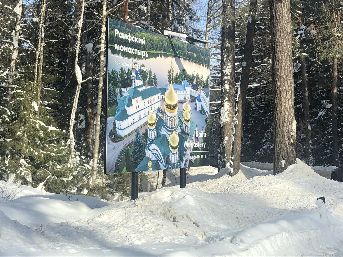 Памятник находится сразу после поворота, за этим указателем, справа по ходу движения
