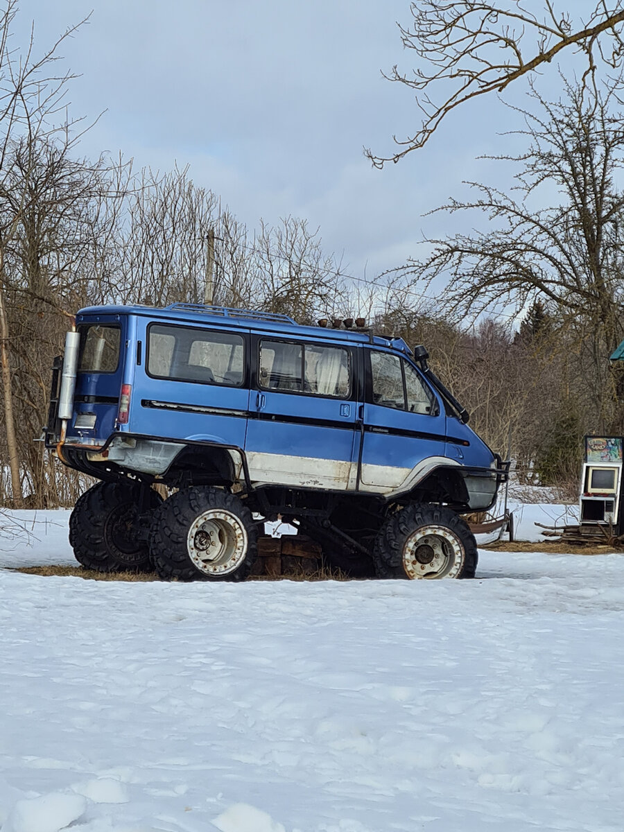 Рытвины, гололёд- и в наши дни добраться до крепости в Изборске не просто, а в период ее боевого прошлого путь был еще сложнее.. Местный автотюнинг наиболее точно отражает состояние дорог в округе