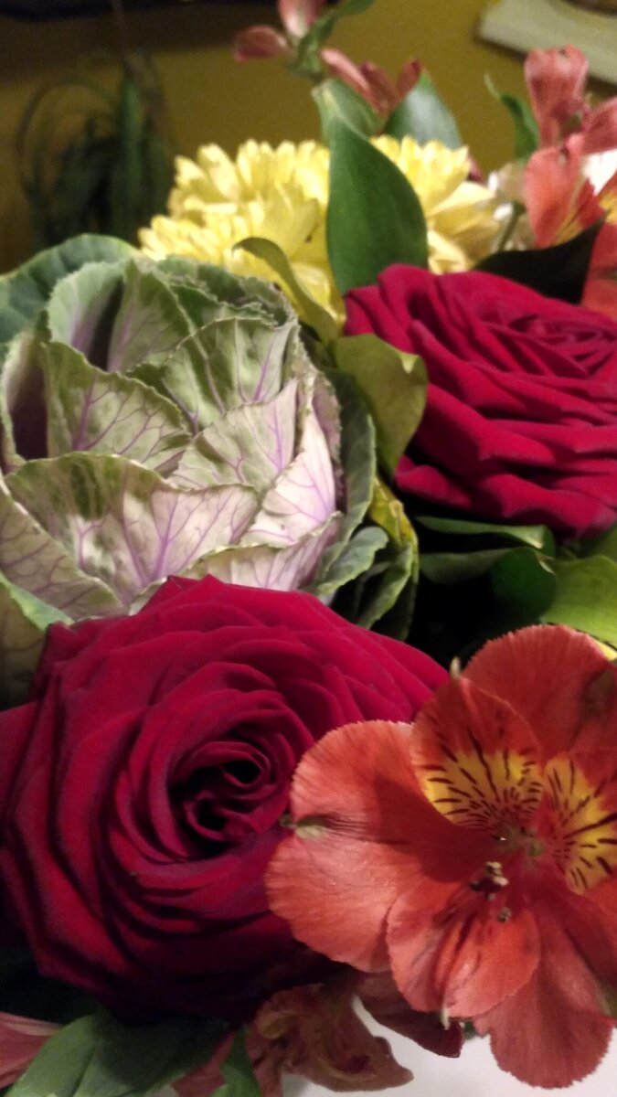 Муж дарит нестандартные букеты.