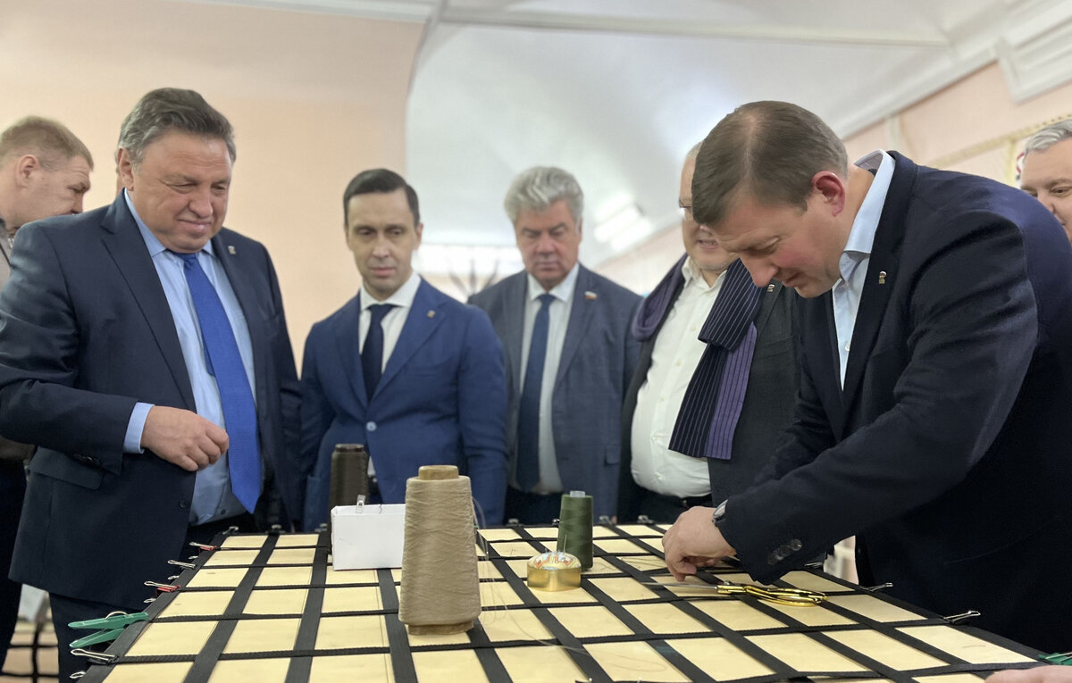    Секретарь генсовета партии "Единая Россия" Андрей Турчак (справа)  Мария Шевченко/ТАСС