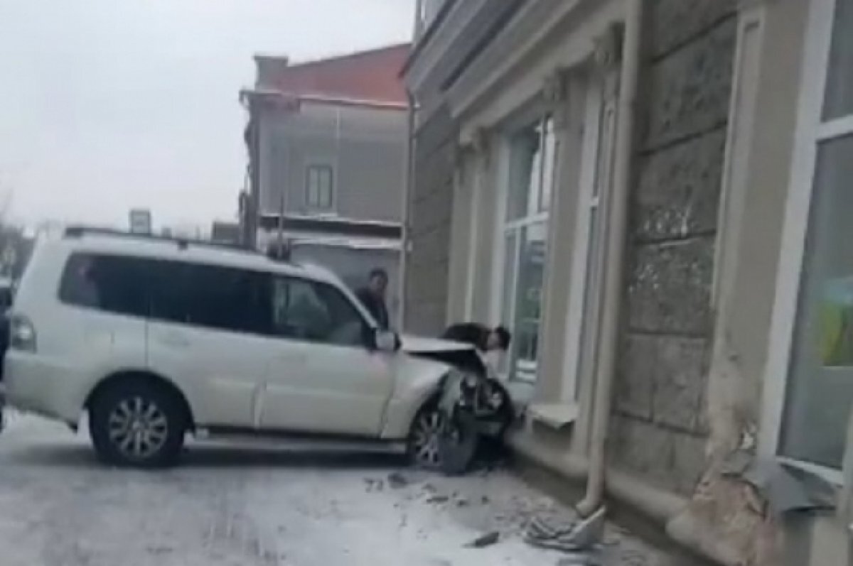    Mitsubishi Pajero врезался в здание на проспекте Мира после столкновения с Kia Rio.