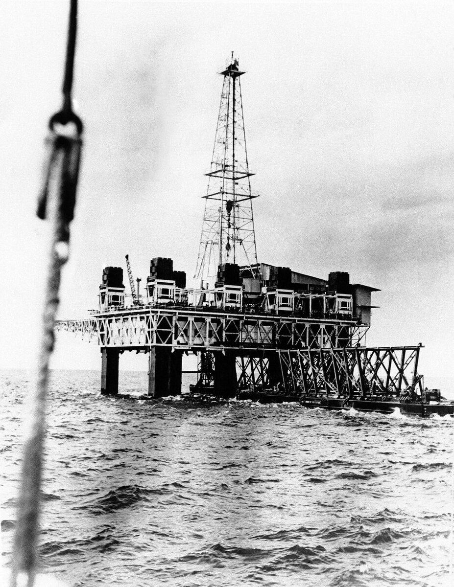     Работа нефтедобывающей платформы у берегов Катара, 1957 год.  EAST NEWS