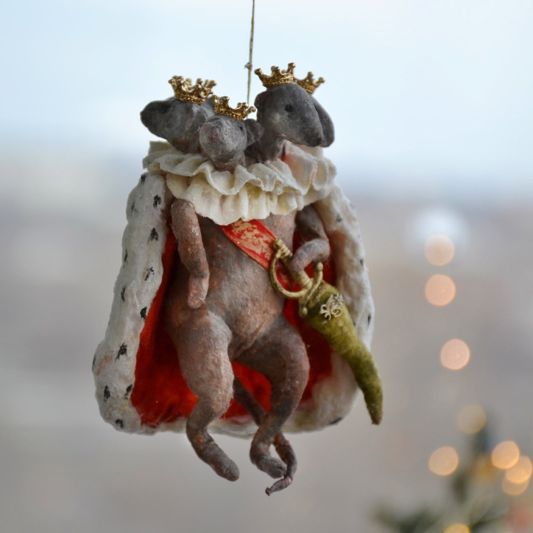 Ватная елочная игрушка " Мышиный король " из сказки "Щелкунчик" (все ракурсы в галерее).
Стоимость 4900 рб+ почта.