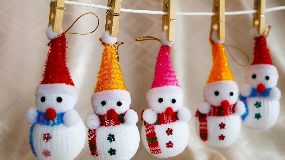    Игрушки-снеговики висят на прищепках:Pixabay