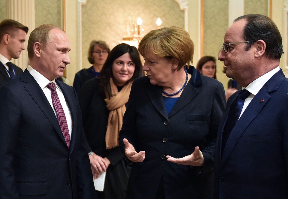     Минск, февраль 2015 г. Президент России Владимир Путин, канцлер Германии Ангела Меркель и президент Франции Франсуа Олланд перед началом переговоров. Фото: Николай Лазаренко/пресс-служба президента Украины/ТАСС