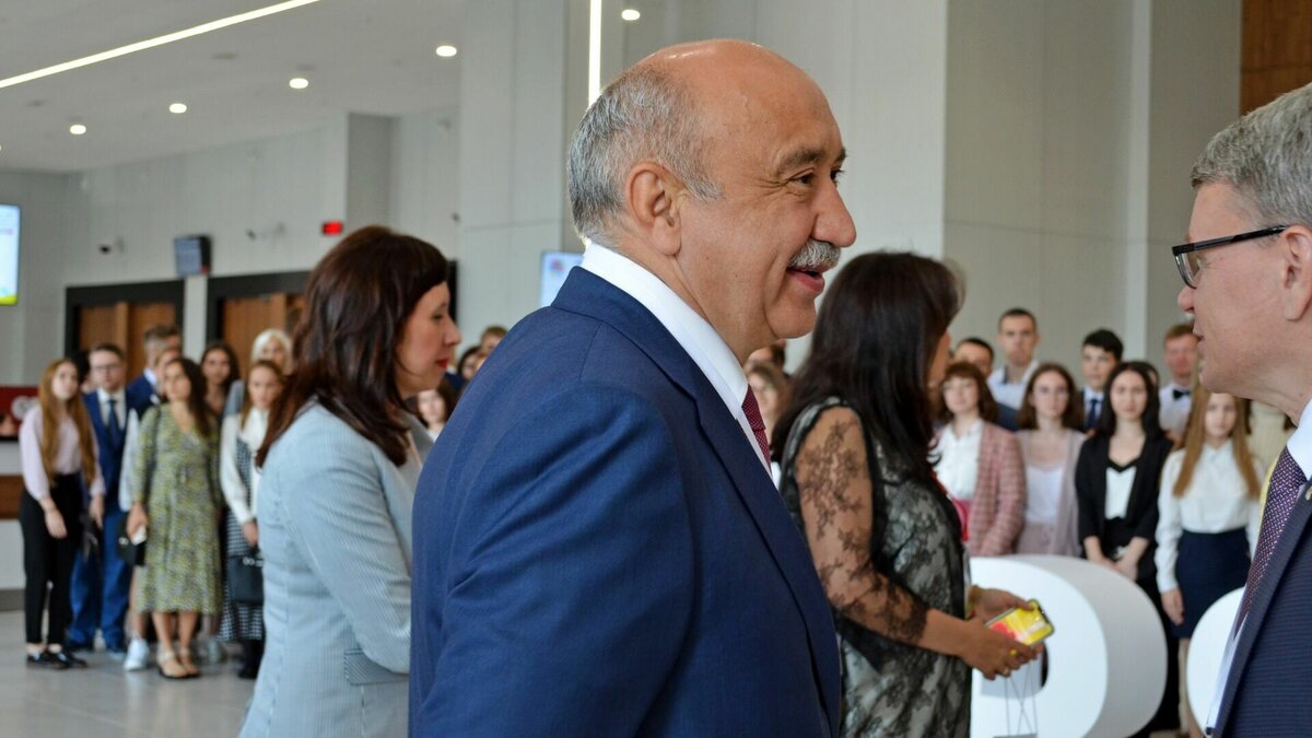     Московский городской суд принял решение продлить арест бывшему ректору Казанского федерального университета (КФУ) Ильшату Гафурову.