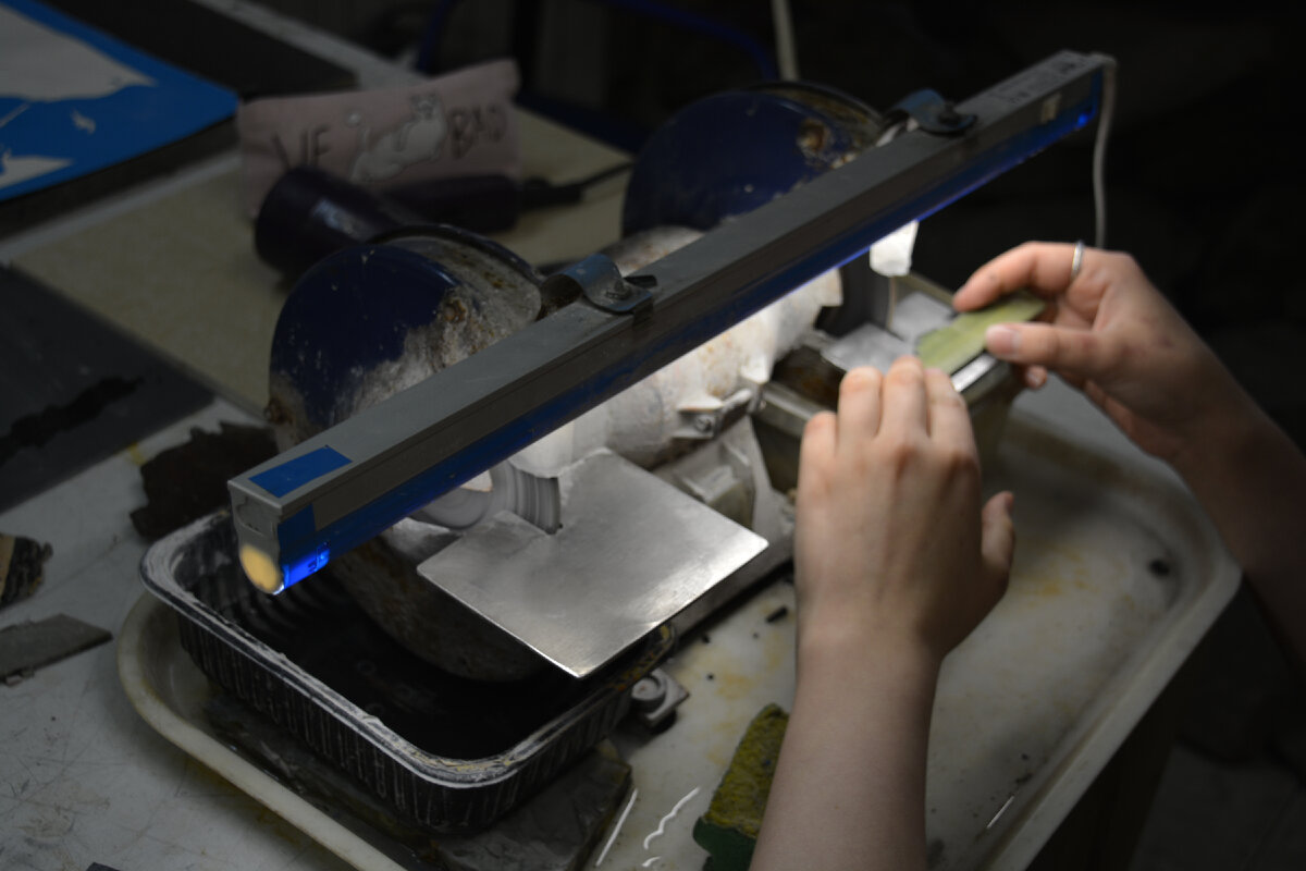 Обработка каменной пластины на станке с алмазным диском. Мастерская А. Горбунова, СПб