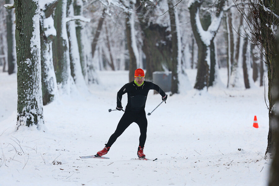 Лыжню уступите парню лыжню текст. Уступите парню лыжню. Уступите парню лыжню. Лыжню уступите парню лыжню текст. Лыжню уступите парню лыжню скорей.