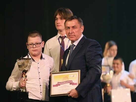     Председатель Совета министров РК Юрий Гоцанюк вручил награды лауреатам, фото пресс-службы главы Республики Крым.