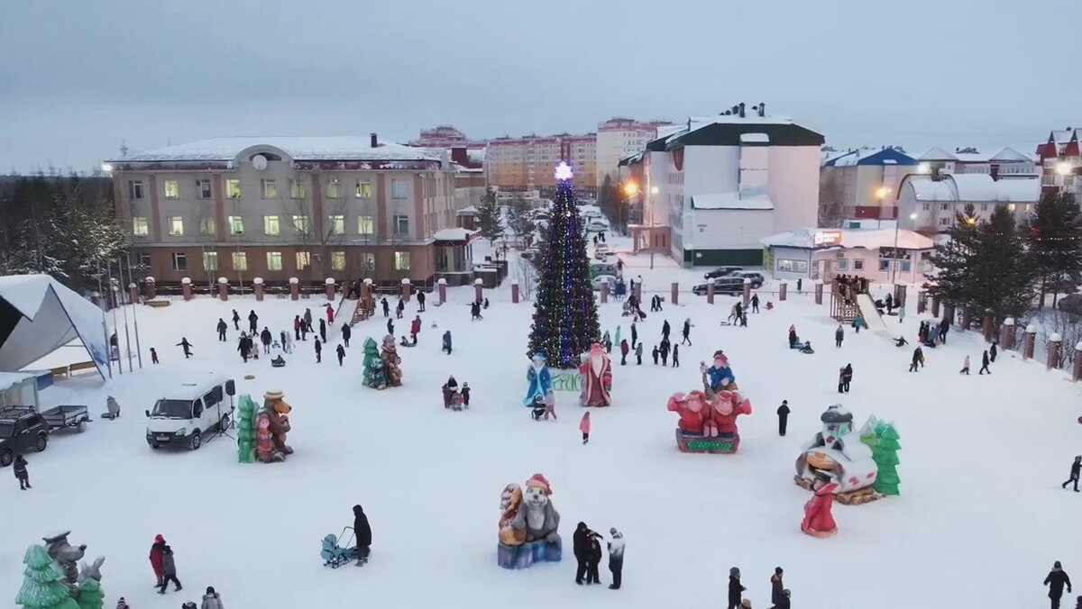    В Излучинске Нижневартовского района зажгли главную ёлку посёлка