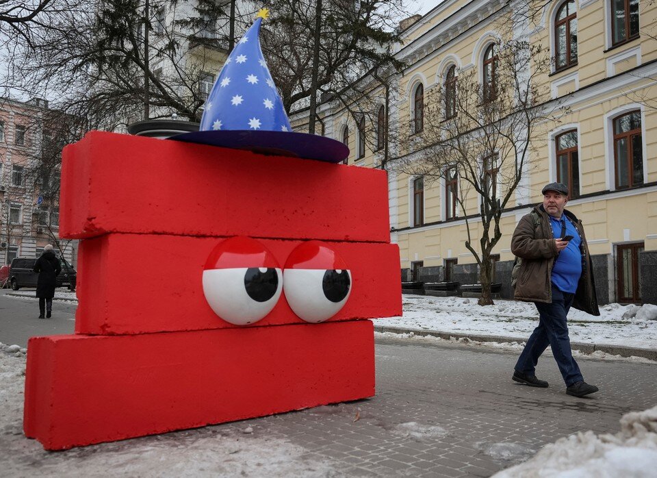     Бетонные блоки, раскрашенные к новогодним праздникам, в центре Киева.  REUTERS