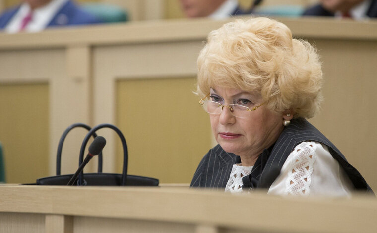    Людмила Нарусова призвала Медведева задуматься о своих словах