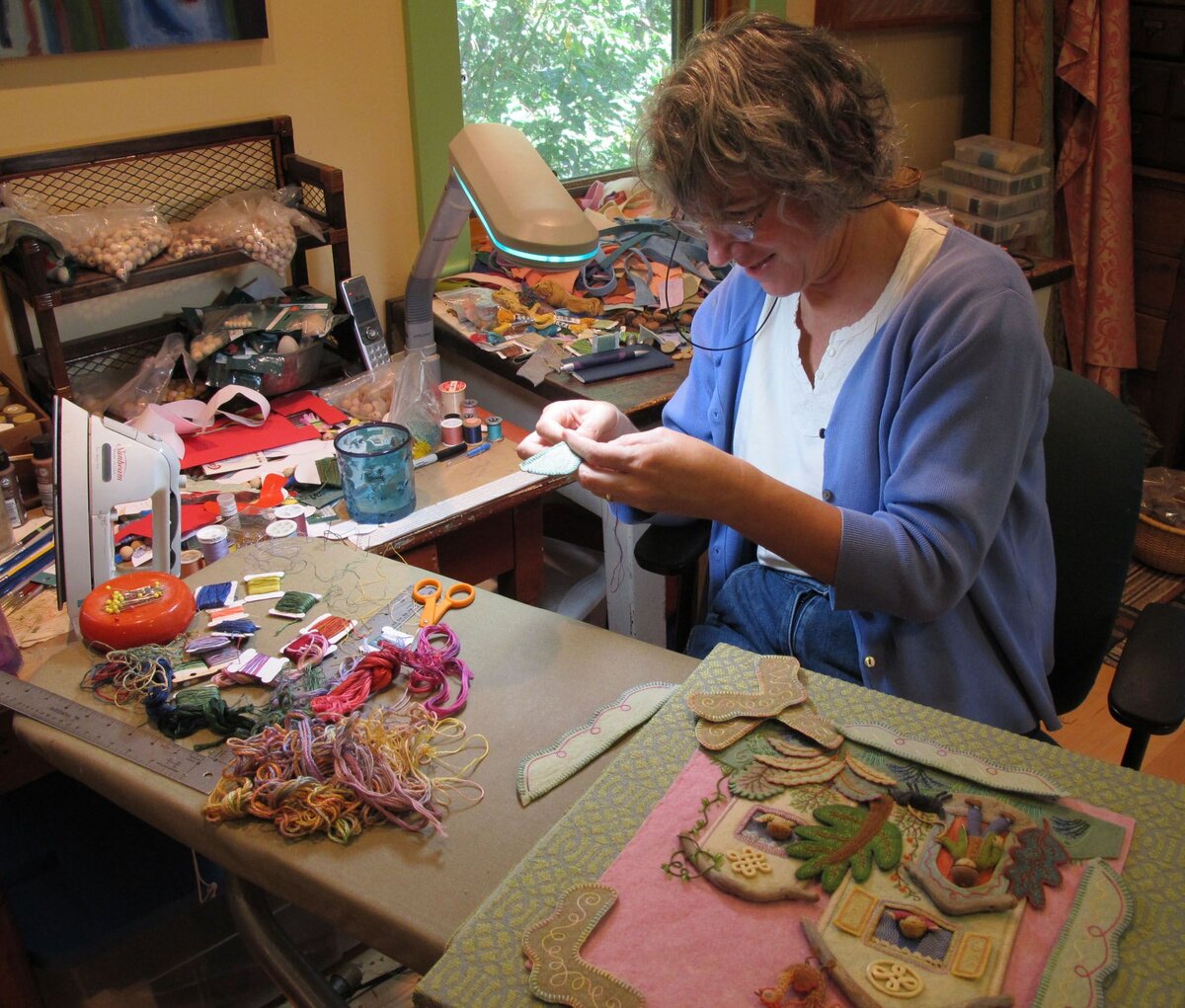 Селли Мейвор творит уже более 20 лет! А все началось с простого увлечения шитьем и создания детских игрушек и картинок. Продолжилось школой дизайнерского искусства Род Айленда....-1-3