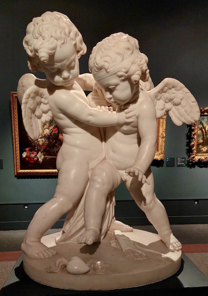 Амуры, борющиеся за сердце. мрамор, фото автора стати, 2023г.
