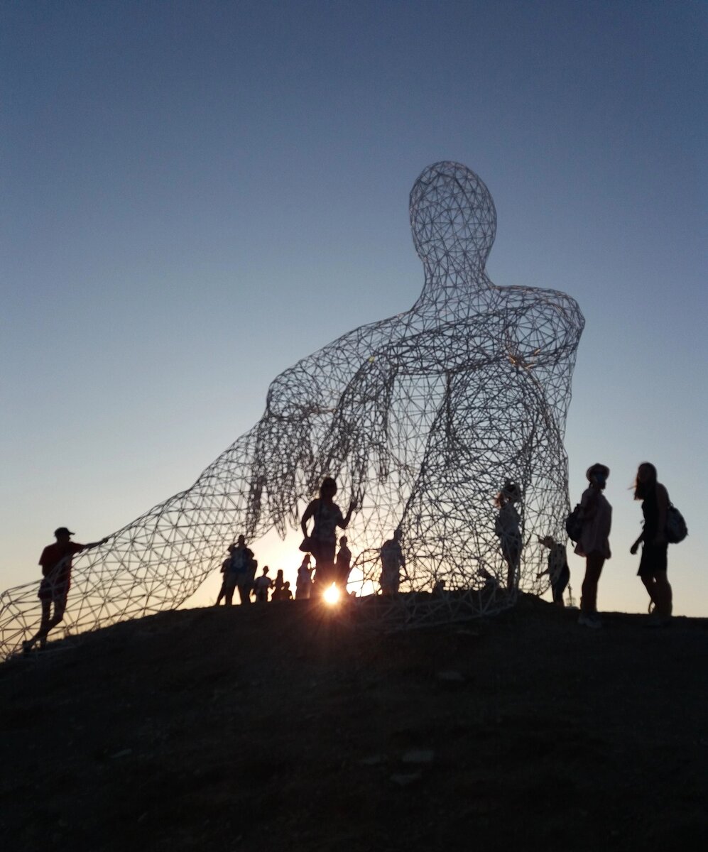 Арт-объект "Человек, смотрящий в море".