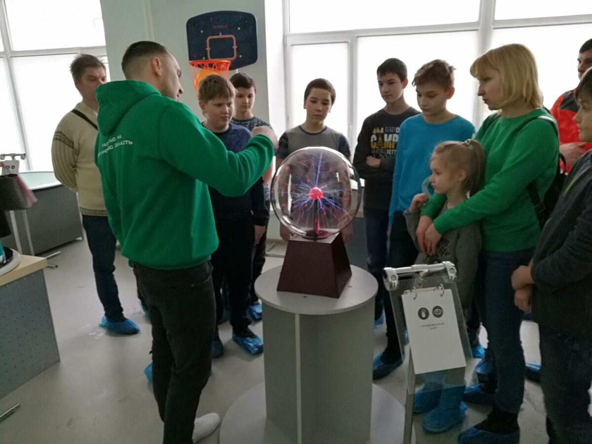 Детям и взрослым очень хочется дотронуться пальцем до шара