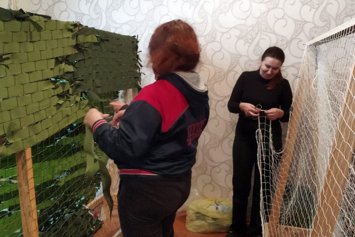    Оренбургские волонтеры плетут маскировочные сети для участников СВО Елена Шкатова