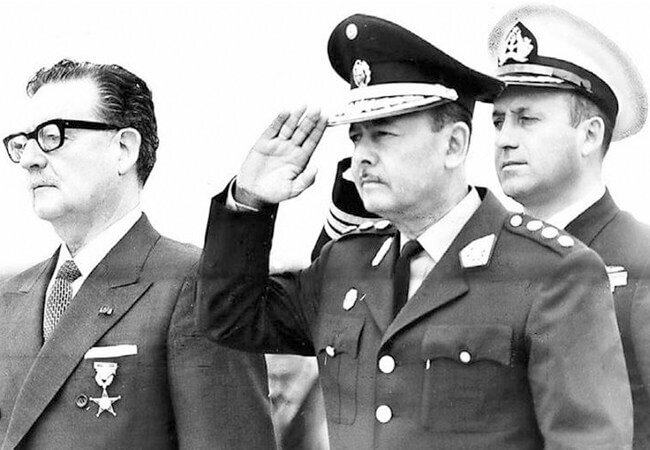 Альварадо Веласко со своими министрами отдает честь государственному флагу страны.