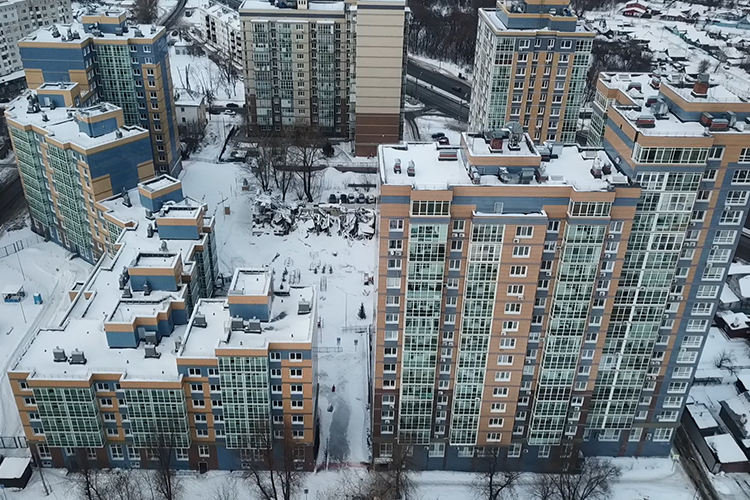    Последний дом многострадального ЖК «Евразия» на улице Краснококшайской в декабре 2022 года должен был получить разрешение на ввод в эксплуатацию. Наступил 2023-й, но этого так и не произошло Фото: Евгений Жура