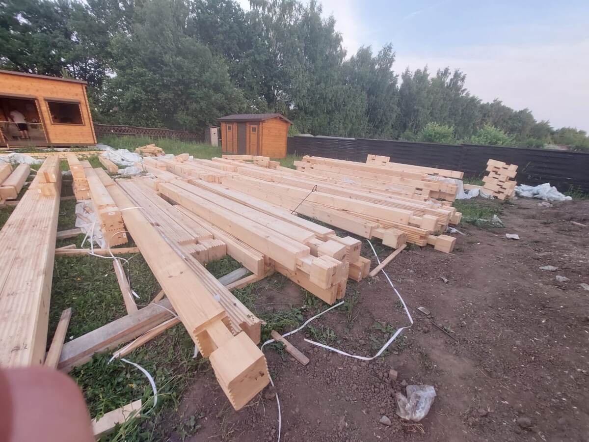 Начало сборки сруба из бруса