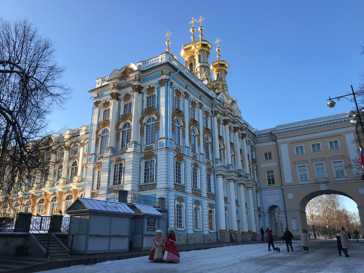 Справа- крытый переход, соединяющий церковь и Лицей.