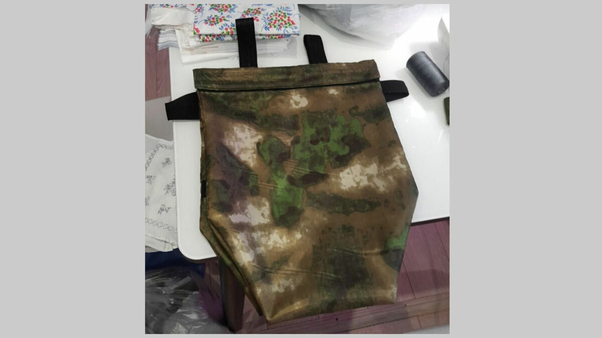     Женщины-участницы общественного движения «Шьем для наших» в Ижевске готовят к отправке в зону СВО очередную партию пятиточечников — уникальных туристических ковриков. Сшить их девушек просят сами бойцы, рассказала корреспонденту Udm-info основатель волонтерского движения Анна Широких.