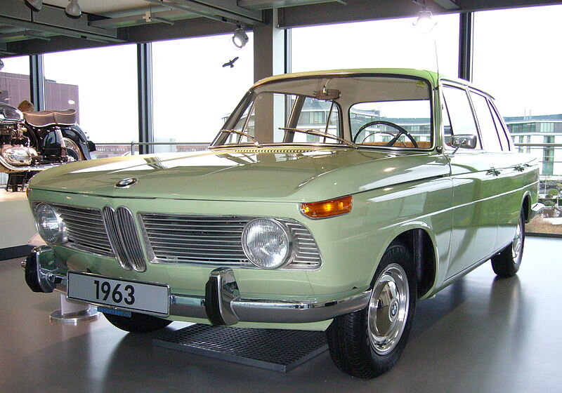    Между «Москвич-412» (фото вверху) и BMW 1500 можно найти и стилистическое сходство.Michael H, Wikipedia. CC3.0