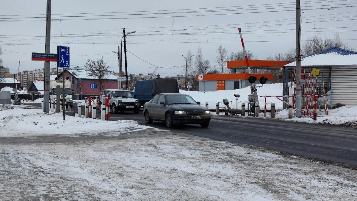     Для нижегородских автомобилистов железнодорожные переезды являются болевой точкой. Они собирают заторы, а порой и километровые пробки, угрожают подвеске машины и нервным клеткам водителей. Подробнее — в материале NewsNN.