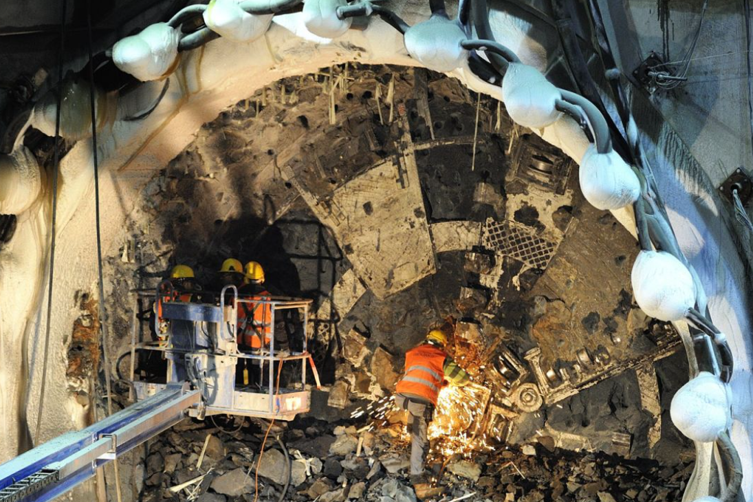     Рабочие обнаружили средневековый клад при расширении метро в Амстердаме