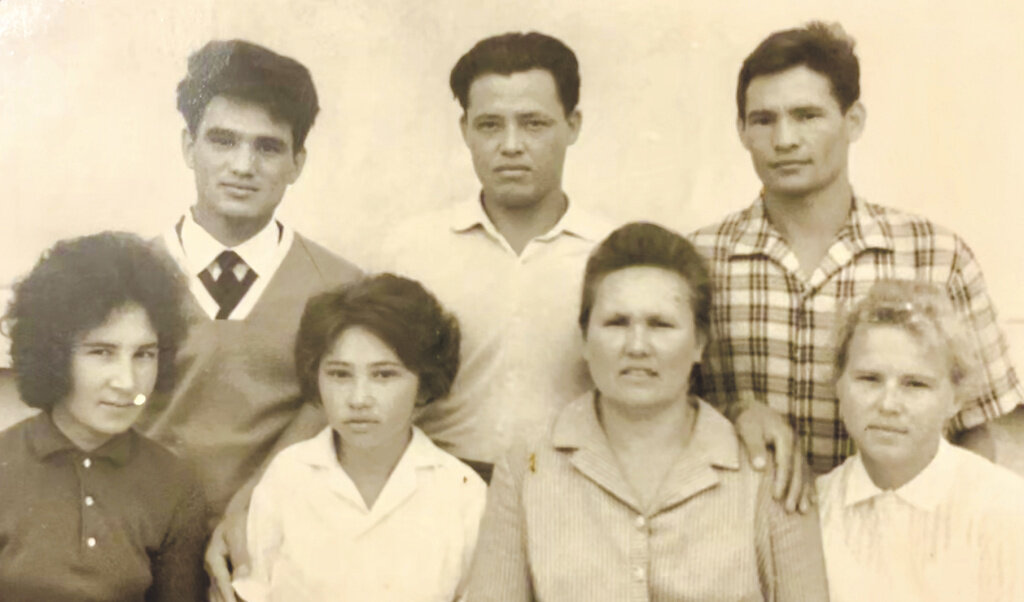 Характерные черты апачей и у дядьёв Александра, родных братьев мамы Юрия и Германа (на фото стоят слева и справа).
