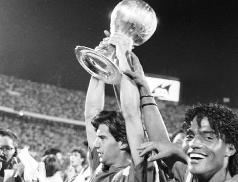 Молодой Луиш Фигу с партнерами празднует победу на Чемпионате Мира 1991