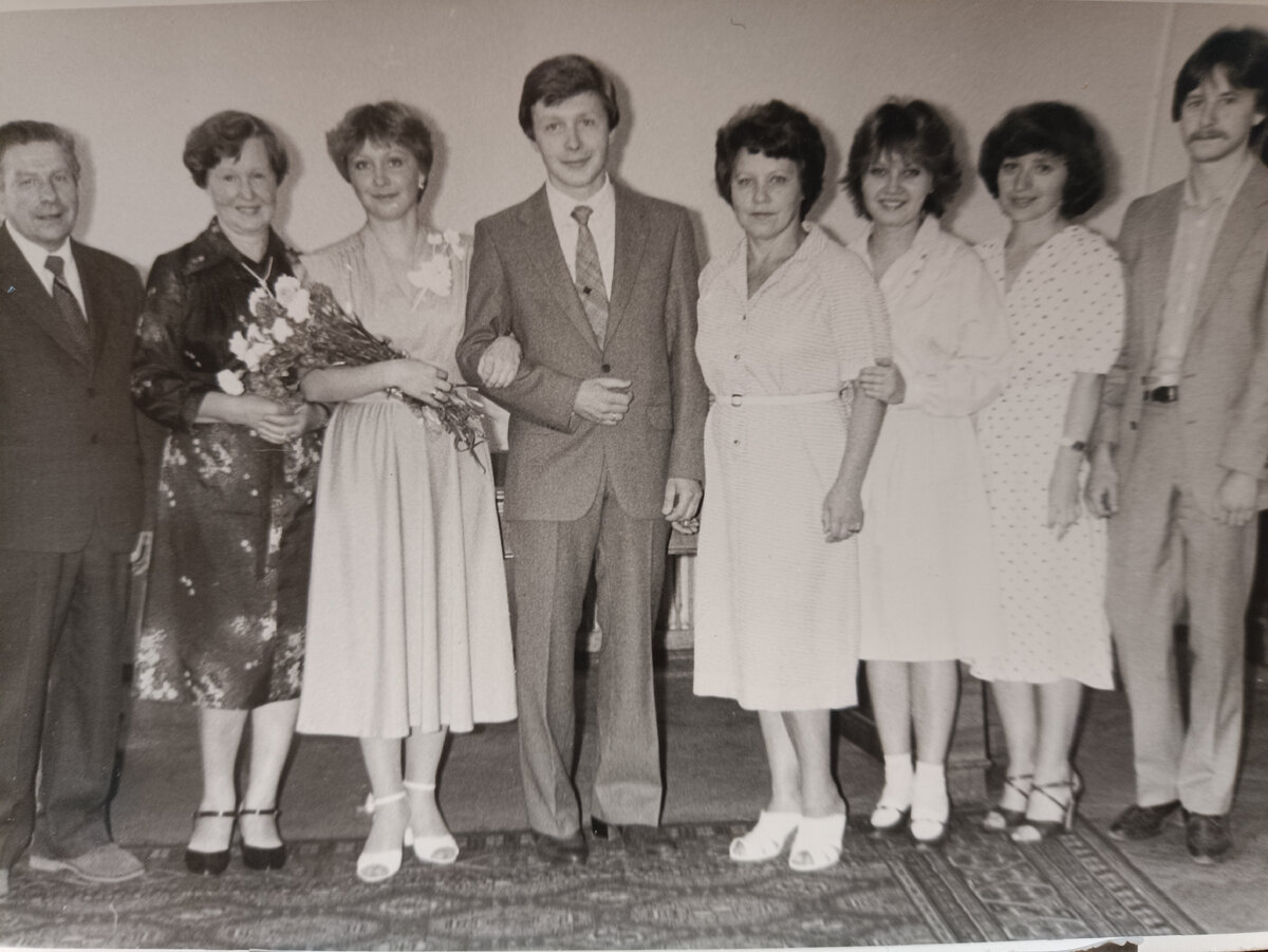 Слева от Ирки родители Игоря Дина Алексеевна и Анатолий Александрович. Между мной и Игорем Антонина Сергеевна - Иркина мама. За мной какая-то родственница и Вовка, свидетель.