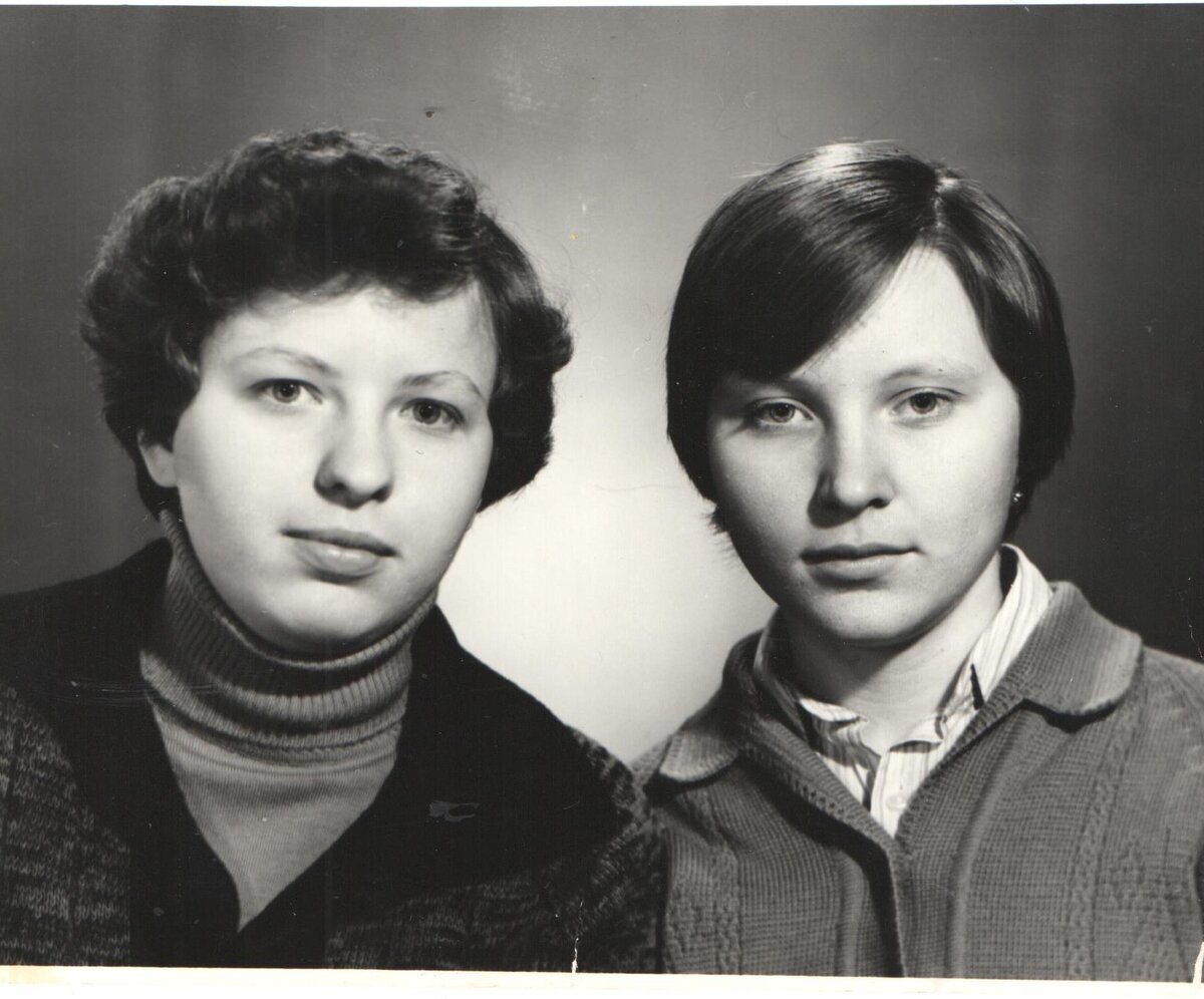 С сестрой Мариной декабрь 1978 года. Это фото отправила своему Сане в письме