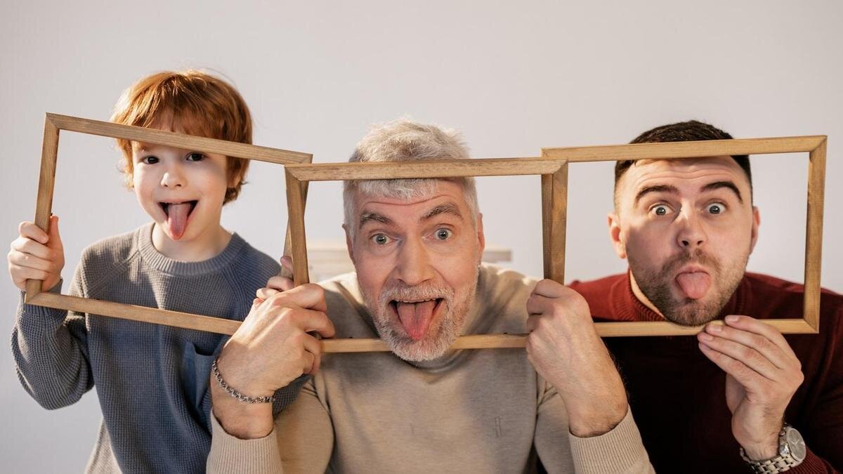    Двое мужчин и ребенок показывают язык:pexels.com