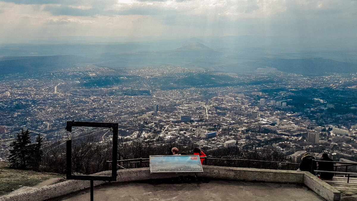 здесь, на смотровой площадке, находится аншлаг, где показаны на панорамной фотографии достопримечательности Пятигорска, а так же Главный Кавказский хребет, который в ясную погоду, открывается взору, всем, кто оказался на Машуке в этот момент.