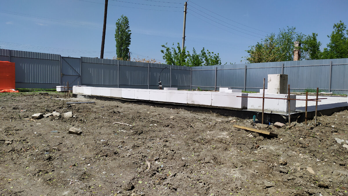 Конструкция из арматуры для натягивания нитей