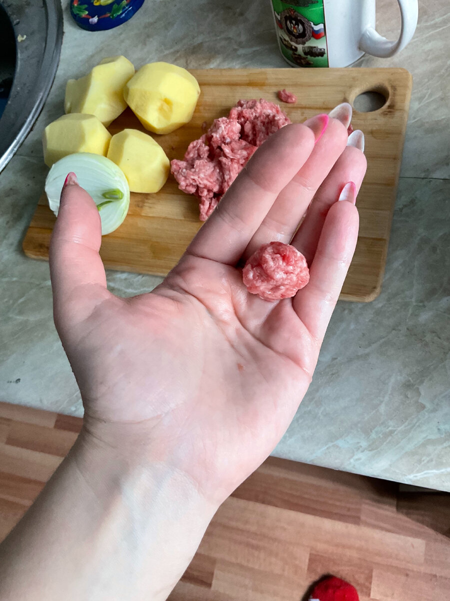 Нам понадобится фарш, картошечка, лучек, морковка и специи типа зажарка.
Влажными руками формируем небольшие тефтельки