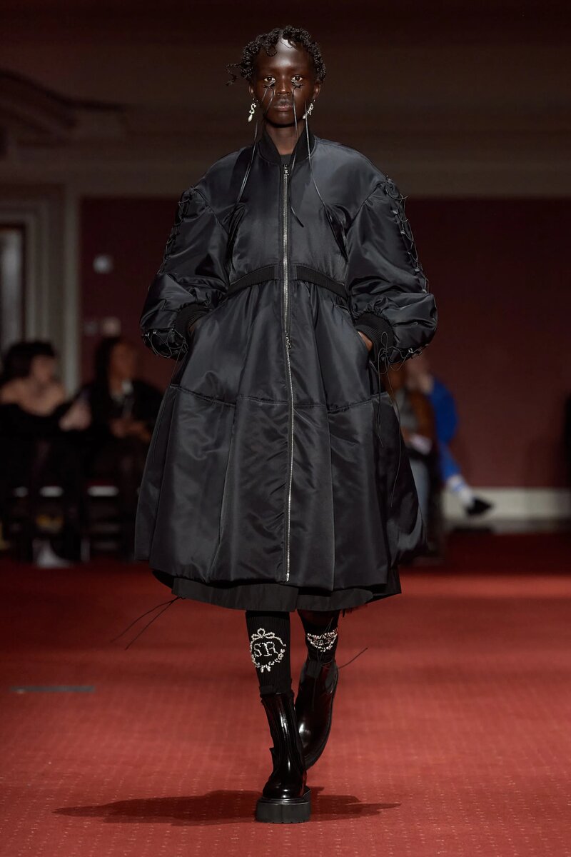 показ мод 2023. показ мод лондон 2023. модели на показе. показ мод 2023. неделя моды 2023.