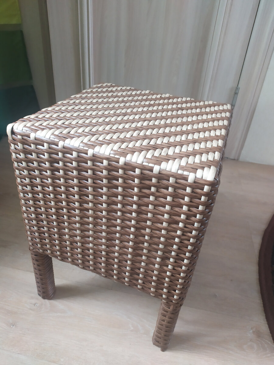 Основа дерево, плетение из искусственного ротанга