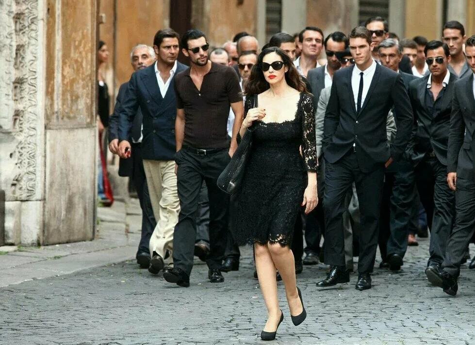 несколько мужчин. дэвид ганди фотомодель. мужской стиль яппи. человек в костюме. красивый стильный мужчина.