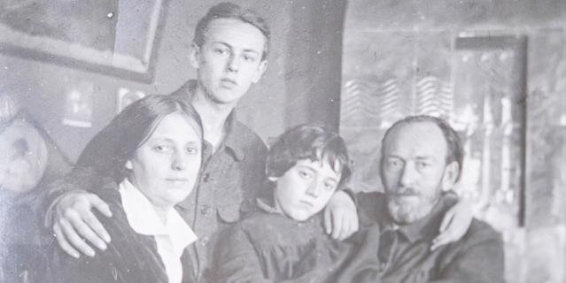    Семья Савиновых: Лия, Олег, Глеб, Александр.из семейного архива Екатерины Сухаревой