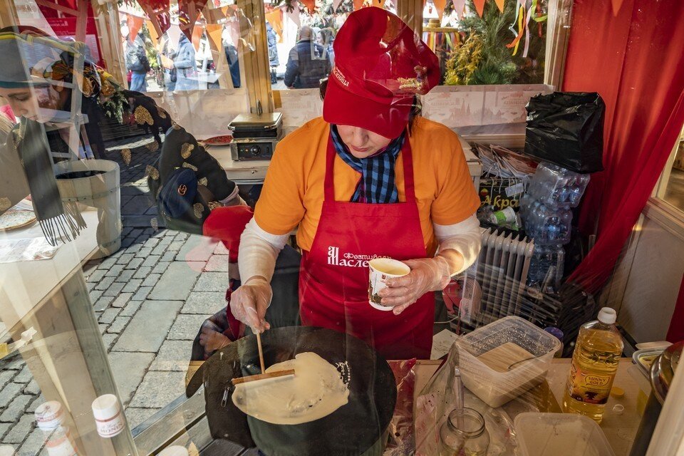     Врач-диетолог Павличенко предупредила, что горячие блины вызывает раздражение слизистой оболочки гортани и пищевода  GLOBAL LOOK PRESS