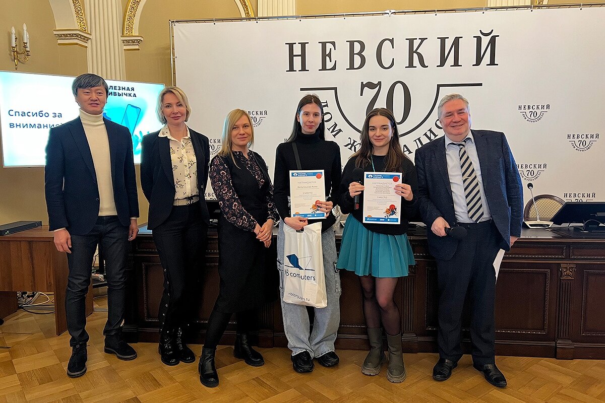 Сразу оговорюсь, этой статьёй я совершенно не хочу столкнуть лбами гуманитариев и технарей. Тем более и сам в полной мере отношусь к первым. Хочу лишь сказать, что эта самая благоприятная среда. Однако есть и другие примеры. На фото справа мой давний знакомый Сергей Пилатов, идеолог конкурса. // Студенты Высшей школы медиакоммуникаций и связей с общественностью ГИ заняли 1 место в номинации «Концепция социальной рекламы». 
Участникам предложили 18 социально значимых тем, среди которых «Не распространяйте непроверенную информацию», «Все люди особые и все равны». Именно им были посвящены концепции коммуникационных кампаний, разработанные политехниками.