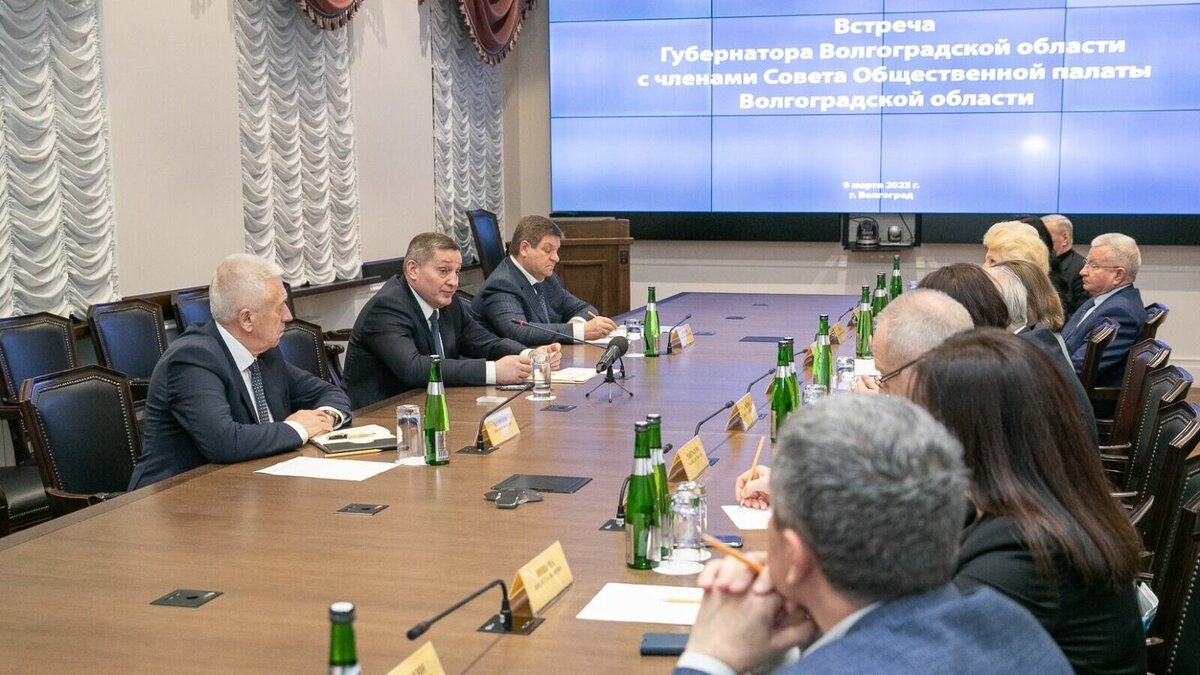     Губернатор Андрей Бочаров провел рабочую встречу с председателем Татьяной Гензе и Советом Общественной палаты Волгоградской области. На встрече глава региона обсудил с приглашенными волгоградцами необходимость общественного контроля за реализацией мер поддержки участников СВО и их семей.