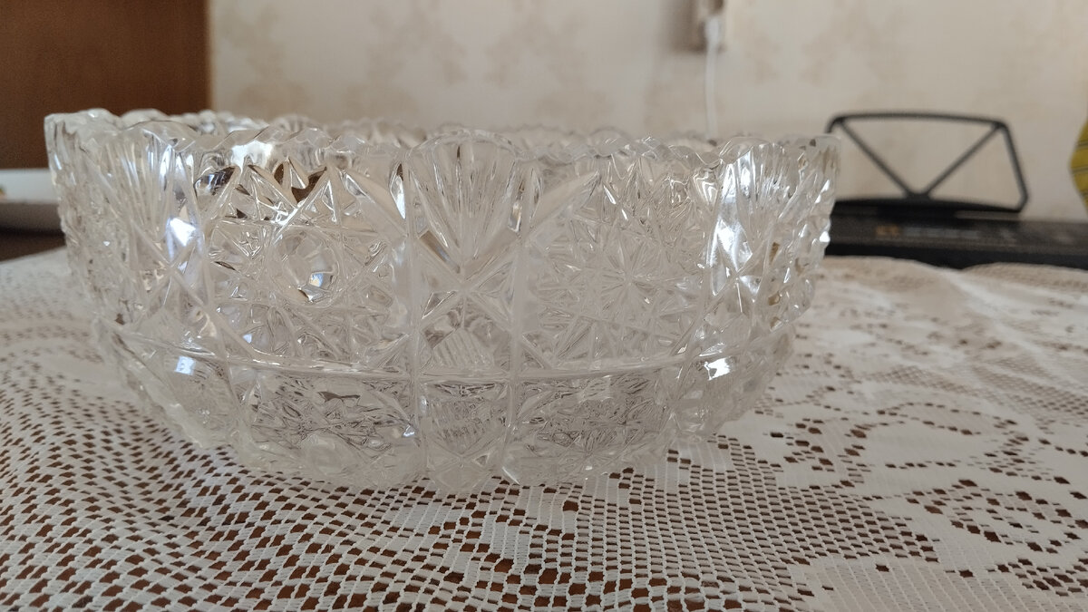 Настоящая советская ваза.(Фото автора) эта ваза моей сестры. Как раз в тему попросила я сфоткать. И рассказ Ларисы вспомнила. 