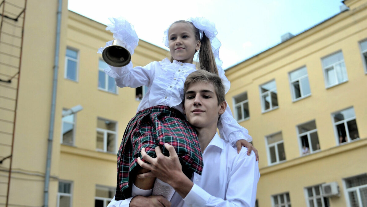     В сентябре 2023 года в Удмуртии сядут за школьные парты более 22 тысяч первоклассников. Об этом в прямом эфире ЦУР 10 марта рассказала министр образования и науки республики Светлана Болотникова.