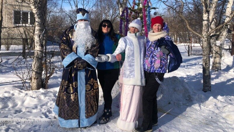 Анастасия Шавдина (вторая слева) на празднике для детей во дворе