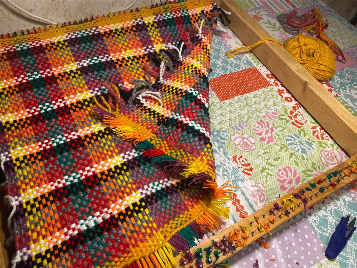 Так выглядел мой готовый гобелен, когда я начала его снимать с рамы