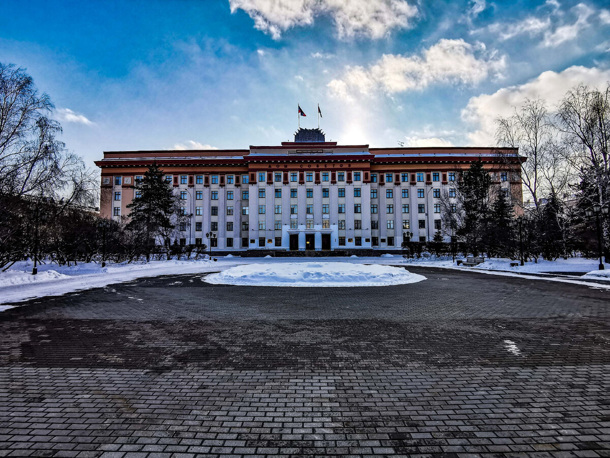 Здание Тюменской областной Думы. Улица Республики. Фотография сделана 8 марта 2023 года.