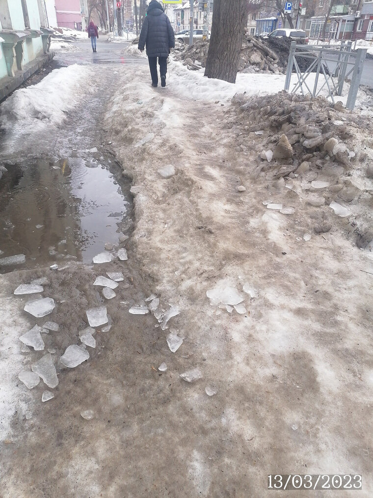    Лед с крыши ждет потепления, чтобы растаять